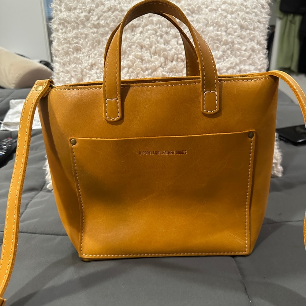 Portland Leather Goods
Crossbody Tote
FREE Matching Leather Wallet🤗 - Picture 3 of 15